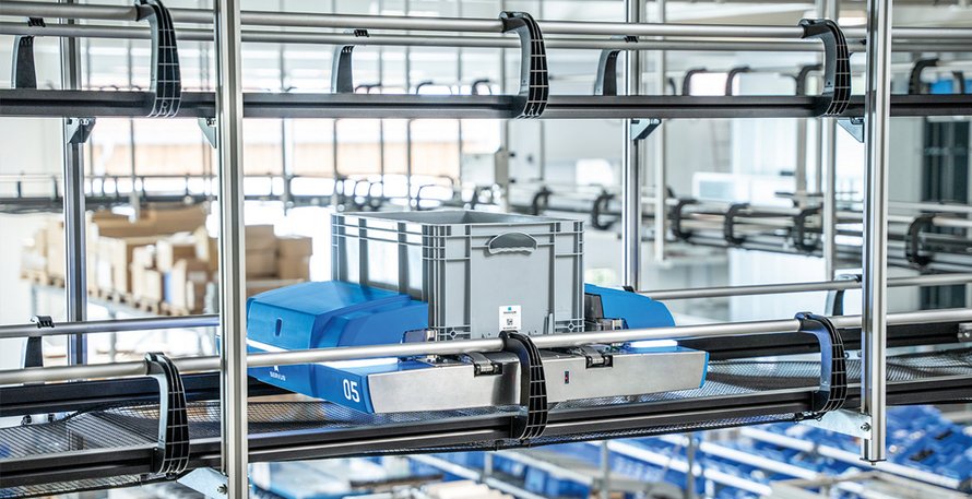 Even in warehouses with tens of thousands of storage spaces, the intelligent ARCs reliably deliver various containers, boxes, workpiece carriers, or SMT magazines (Image: Servus Intralogistics) 