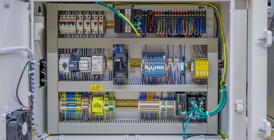 Compact control cabinet in the machine with LOCC-Boxes - Friedrich Lütze GmbH