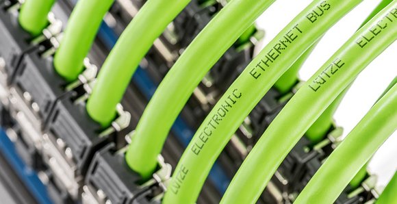 Un câble Ethernet industriel Cat. 6a en mouvement - LUTZE SASU