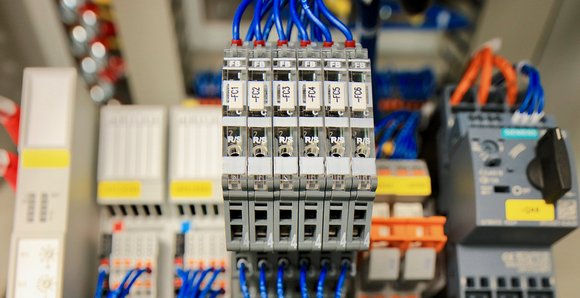 Spolehlivý řídicí proud pro tisíce robotů - Lütze, s.r.o. Spolehlivý řídicí proud pro tisíce robotů - Lütze, s.r.o.