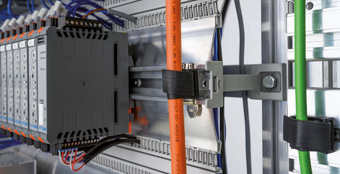 Tool-free cable pass in the control cabinet - Friedrich Lütze GmbH